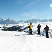 Skigebiet Sellaronda Sellarunde stazione a monte Bec De Roces vista su San Cassiano