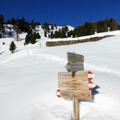 schneeschuh wander weg martelltal wegweiser bei peder stieralm winter