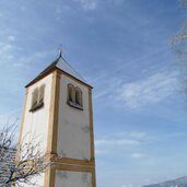 lajen ortschaft tanirz winter kirchturm