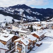 badia winter mit kirche st leonhard