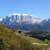 herbst blick auf rielinger hof dahinter voels am schlern