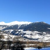 schluderns winter mit churburg dahinter eingang matsch