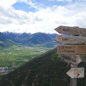 abstieg forstweg bei tanas nach eyrs und laas wegweiser