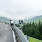 jaufenpass strasse westlich von gasteig nebel radfahrer