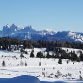 villanderer alm winterwege dahinter dolomiten geislergruppe