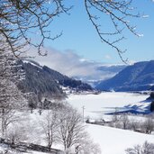 ulten winter blick auf zoggler stausee bei kuppelwies