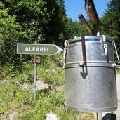 wuerzjoch strasse bei untermoi wegweiser alfarei