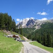 aferer geisler von wuerzjoch strasse villnoess aus gesehen