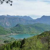 kalterer see ausblick von wanderweg altenburg kaltern