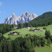 hoefe oberhalb von pizack bei st peter villnoess