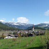 schabs im april dahinter pfunderer berge mit schnee