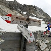 mountainbiker person tour pfossental schnee wegweiser stettiner huette