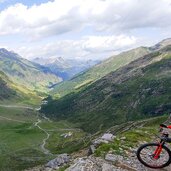 mountainbike tour rad person weg richtung pfelders lazins alm im tal