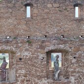 MMM Firmian Schloss Sigmundskron Skulpturen Aussenmauer