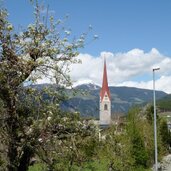 schabs im april dahinter pfunderer berge mit schnee