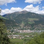 blick von noerdersberg auf schlanders dorf und goeflan