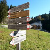 wegweiser wanderwege bei kiens