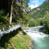 schluchtenweg bei gomion haeuser bei schram hof