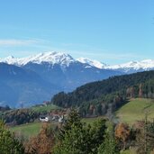 aussicht nobls jenesien herbst und dahinter laugenspitzen