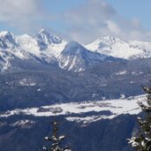 blick auf meransen winter dahinter sarntaler alpen