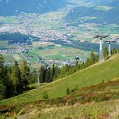 kronplatz blick auf bruneck und kabinenbahn