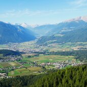 aussicht auf bruneck und reischach dahinter eingang tauferer ahrntal fr