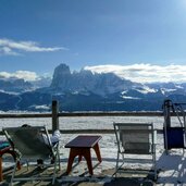 blick von raschoetz zum langkofel sassolungo saslong winter rodeln