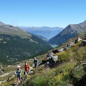 wanderer aufstieg zur marteller huette darunter zufrittsee