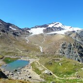 blick auf cevedale zufallspitze von martellerhuette aus mit gletschersee