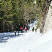 weg von schluderbach zur duerrensteinhuette skifahrer