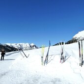 plaetzwiese winter skier bei almhuetten