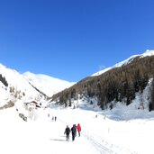 winterwanderer bei trinkstein alm und adlerhuette ahrntal prettau winter