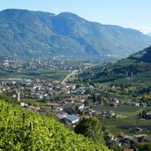 blick auf algund muehlbach dahinter meran