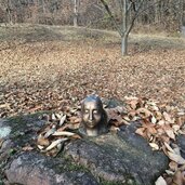 skulpturen siglinde tatz borgogno am pfattnersteig kastanienhain