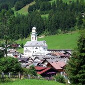 sexten dorf mit kirche