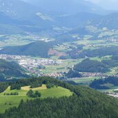 blick auf st lorenzen und bruneck industriegebiet