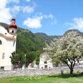 uttenheim kirche fruehling