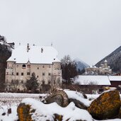 sand in taufers ansitz neumelans hinten burg taufers winter