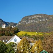 st michael eppan herbst mit gleifkapelle und kapuzinerkirche fr