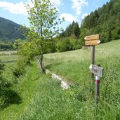 freienfeld weg b von mauls nach valgenaeun roemerweg roemische mauern