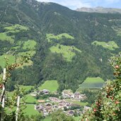 blick auf quellenhof und obstanlage bei schweinsteg
