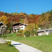 perdonig herbstlandschaft bei st vigilius kirche und gasthaus wieser