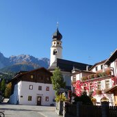 innichen mit turm st michaelskirche herbst