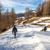 reinswald wanderweg neben rodelbahn winter