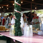 Traubenfest meran promenade essen bier P