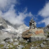 wanderer zur schwarzensteinhuette dahinter nebel und schwarzenstein fr