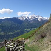 aussicht von sonnenberg talatsch richtung noerdersberg und vinschgau