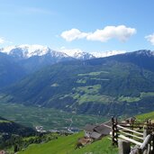 aussicht von sonnenberg talatsch richtung noerdersberg und vinschgau