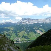 gardenaccia aussicht auf heiligkreuzkofel darunter badia