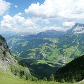 gardenaccia aussicht auf heiligkreuzkofel darunter st leonhard badia